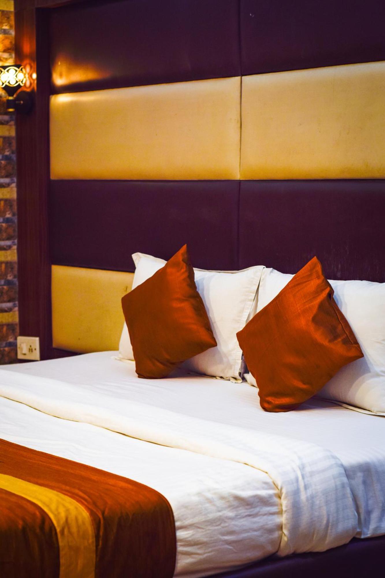Hotel Diamond Suites Колката Екстериор снимка