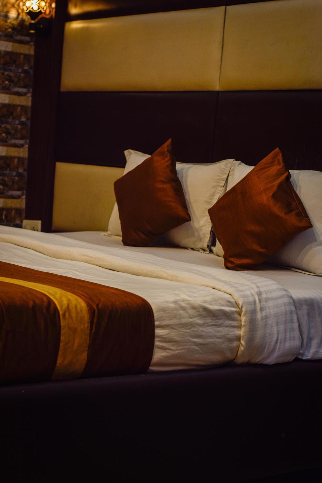 Hotel Diamond Suites Колката Екстериор снимка