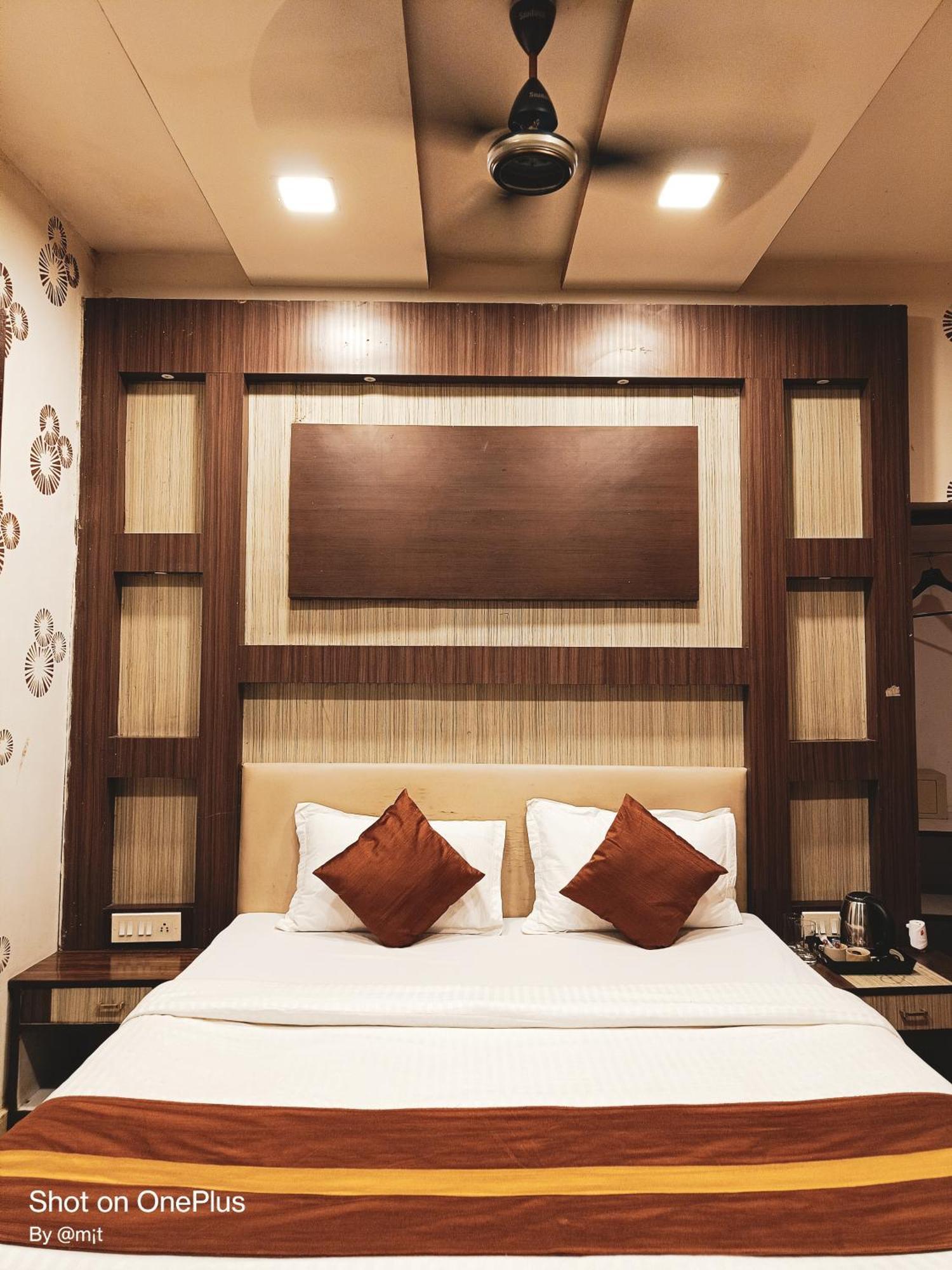 Hotel Diamond Suites Колката Екстериор снимка